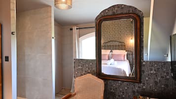 Deluxe Double Room (Alexandre) | Bilik Mandi | Kelengkapan dandanan diri mesra alam, pengering rambut, sabun
