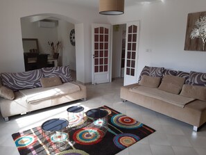 Villa Confort, Terraza (Gite villa) | Área de sala de estar | Televisión LED de 100 cm con canales vía satélite, televisión y libros 