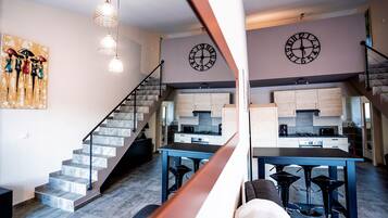 Appartement Duplex Confort, terrasse (gite marron) | Coin séjour | Télévision LED de 100 cm avec chaßnes par satellite, télévision, livres