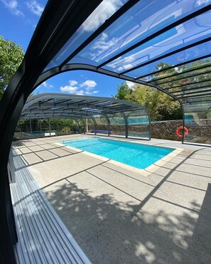 Outdoor pool, a heated pool - Sun Room (Bazoges-en-Pareds)