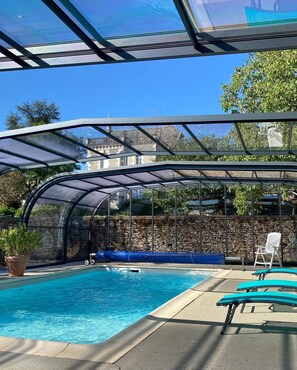 Outdoor pool, a heated pool - Sun Room (Bazoges-en-Pareds)