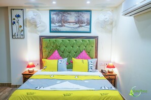 Superior Single Room | Egyptian cotton sheets, premium bedding, blackout curtains - Lime Tree Hotel Near 32nd Milestone (Gurugram)
