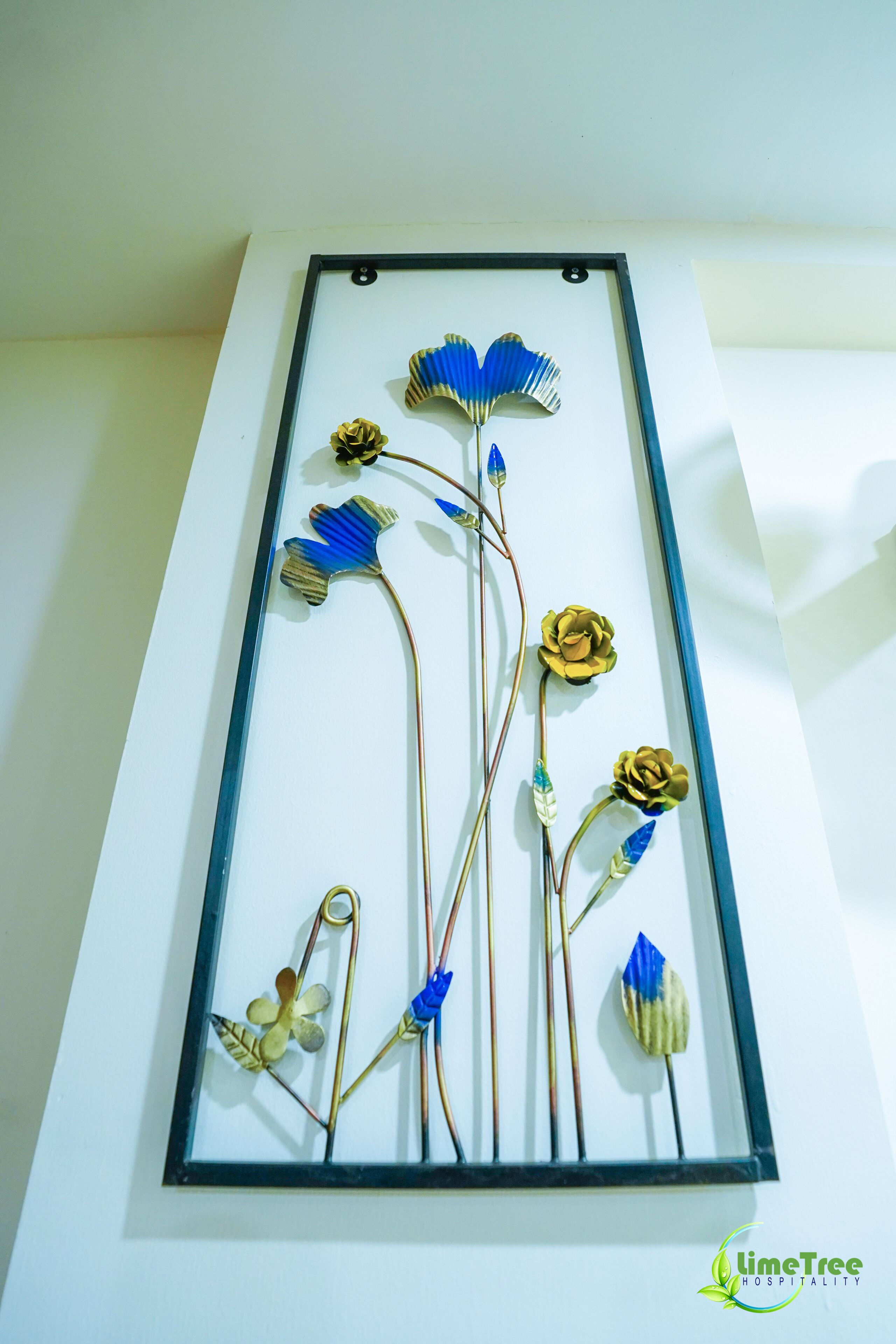 Un élément décoratif mural orné de motifs floraux et de branches.