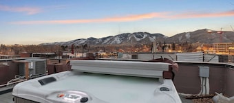 Rooftop Hot tub! Family Friendly! Mountain Views!