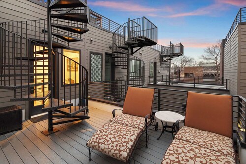 Rooftop Hot tub! Family Friendly! Mountain Views!