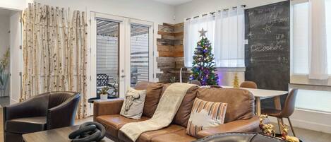 Una televisión, una chimenea