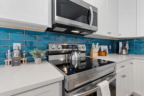 Refrigerador, microondas, horno y parrilla de estufa 