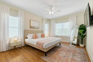 3 dormitorios, escritorio, tabla de planchar con plancha y cuna de viaje