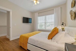 3 chambres, bureau, fer et planche à repasser, lit de bébé portatif
