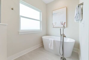Bathtub, hair dryer, towels, shampoo - Ocean Breeze l Pool l Steps to Beach (St. Augustine)