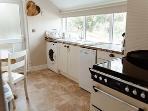 Cottage | Private kitchen | Fridge, dishwasher, electric kettle, toaster