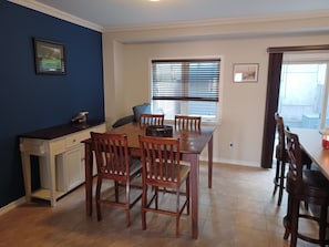Dining - Ski hills and Hockey rinks close by (Barrie)