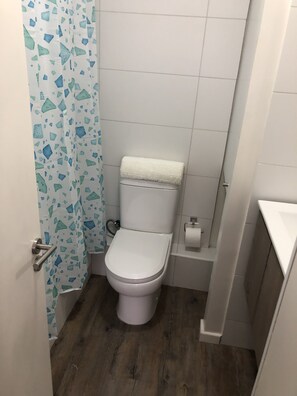 Douche, serviettes fournies, savon, shampoing