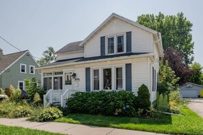 Exterior - Home Away from Home off College Avenue (Appleton)