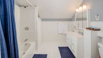 Baignoire, sèche-cheveux, serviettes fournies