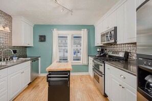 Fridge, microwave, oven, stovetop - Home Away from Home off College Avenue (Appleton)