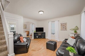 TV, offices - Home Away from Home off College Avenue (Appleton)