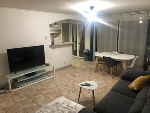 Living area - Pleasant apartment in residence with swimming pool (Cannes)