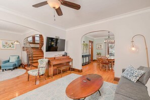 Una televisión, una oficina