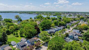 Zona residencial con casas, césped verde y un río al fondo.