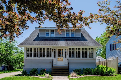 Charming Downtown Family Home with 3 Season Porch