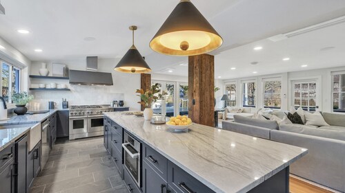 Located in the heart of Hunter, w/ direct views of the slopes, walking...