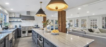 Located in the heart of Hunter, w/ direct views of the slopes, walking...