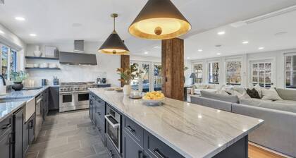 Located in the heart of Hunter, w/ direct views of the slopes, walking...