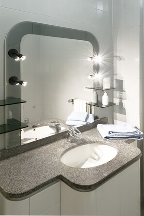 Douche, sèche-cheveux, bidet, serviettes fournies