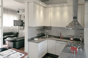 Refrigerador, microondas, horno y parrilla de estufa