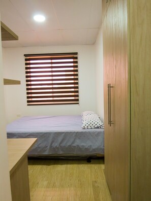 2 bedrooms, desk, WiFi, bed sheets