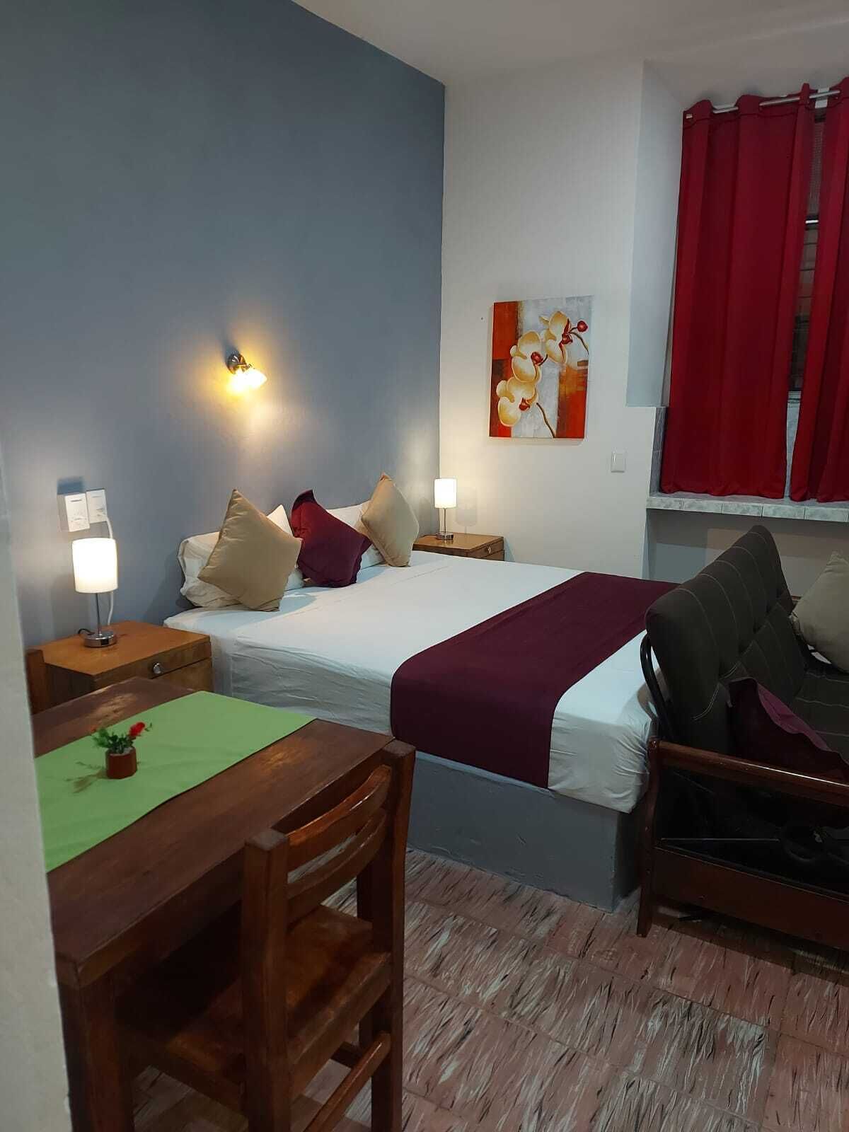 Rom – grand | Blendingsgardiner, strykejern/-brett, wi-fi (inkludert) og sengetøy