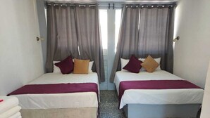 Comfort Room, 2 Katil Ratu (Queen) | Langsir/tirai gelap terus, seterika/papan seterika, Wi-fi percuma 