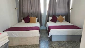 Habitación Confort, 2 camas Queen size | Cortinas blackout, tabla de planchar con plancha y wifi gratis