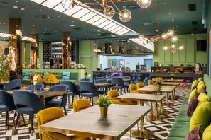 供应早餐、午餐和晚餐，本地与国际菜