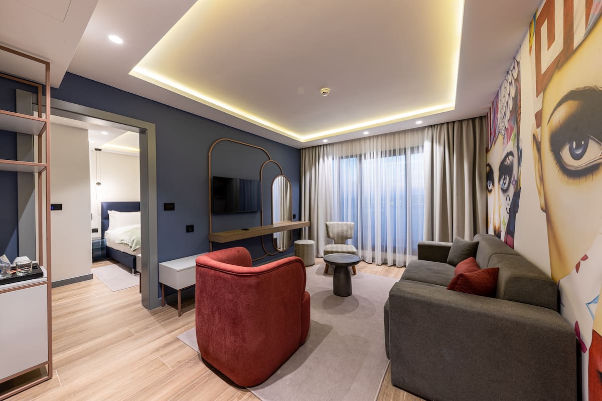 Suite estudio Deluxe, vista al río | Área de sala de estar | Smart TV de 53 pulgadas con canales vía satélite y televisión