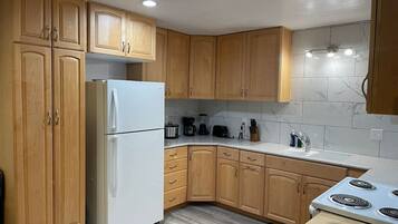 Een koelkast, een microgolfoven, een koffiezetapparaat/waterkoker