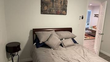 2 slaapkamers, een bureau, een strijkplank/strijkijzer, wifi