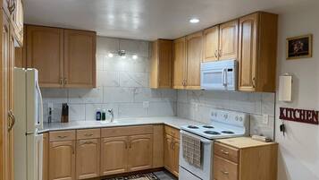 Een koelkast, een microgolfoven, een koffiezetapparaat/waterkoker