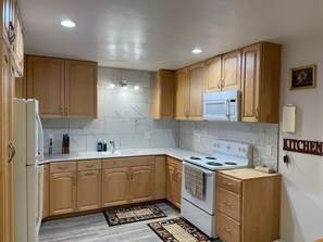 Fridge, microwave, coffee/tea maker, toaster - APT 2 · APT #2 Crazy Horse RV Resort (Kanab)