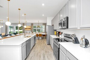 冰箱、微波炉、烤箱、炉灶