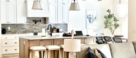 Smart-TV, Kamin, DVD-Player, Tischtennisplatte