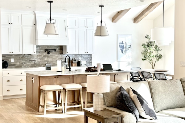 TV connectée, cheminée, lecteur de DVD, table de tennis de table