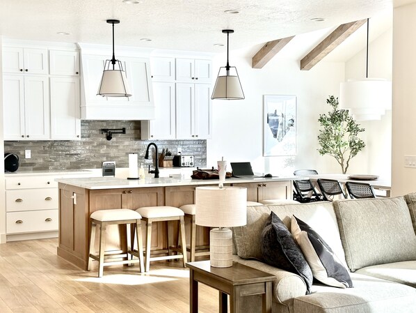 TV connectée, cheminée, lecteur de DVD, table de tennis de table