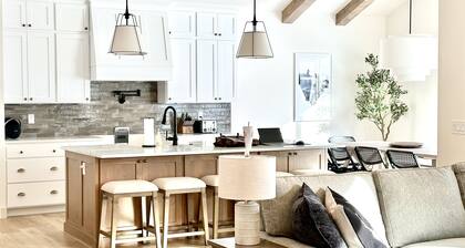 New Heber home near Park City. 7brm/5.5ba with hot tub, pickleball, sleeps 18.