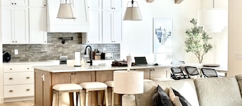 New Heber home near Park City. 7brm/5.5ba with hot tub, pickleball, sleeps 18.