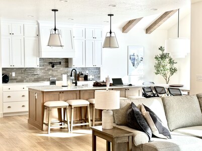 New Heber home near Park City. 7brm/5.5ba with hot tub, pickleball, sleeps 18.