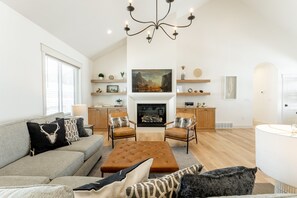 TV connectée, cheminée, lecteur de DVD, table de tennis de table