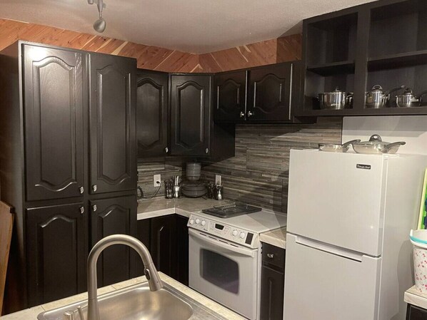 Fridge, microwave, oven, stovetop - APT 1 · APT 1 Crazy Horse RV Resort (Kanab)