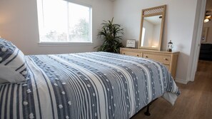 2 bedrooms, iron/ironing board, free WiFi, bed sheets - Dripping Springs area Guesthouse Bungalow (Austin)